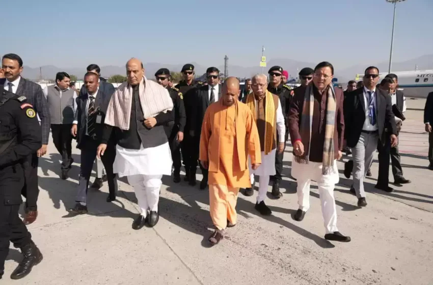  मुख्यमंत्री ने जौलीग्रांट एयरपोर्ट पर राजनाथ सिंह और योगी आदित्यनाथ का किया स्वागत