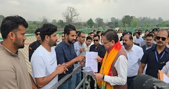  खटीमा दौरे पर मुख्यमंत्री धामी ने सुनीं जनसमस्याएं, समाधान के दिए निर्देश