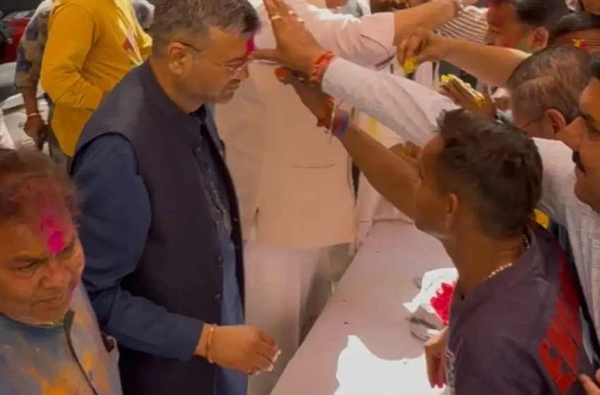  महापौर ने कर्मचारियों संग मनाई होली