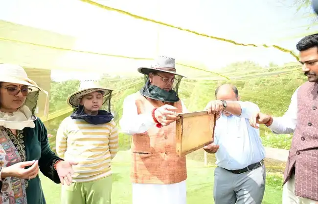  लोक भवन व मुख्यमंत्री आवास के मधुमक्खी बक्सों से 101 किलोग्राम शहद निकाला