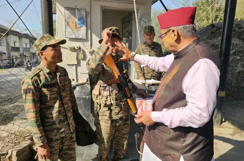  गणेश जोशी ने सेना के जवानों संग होली खेली