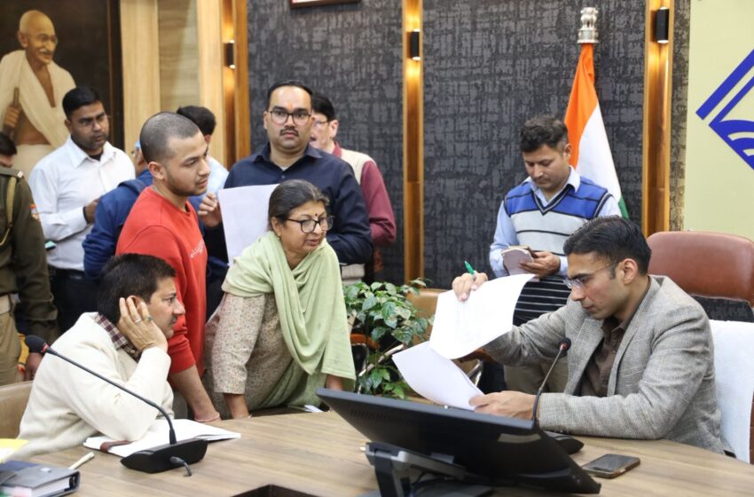  जिलाधिकारी सविन बंसल की अध्यक्षता में सोमवार को कलेक्ट्रेट परिसर स्थित ऋषिपर्णा सभागार में जनता दर्शन/जनसुनवाई कार्यक्रम का आयोजन कर जनसमस्याओं का निस्तारण किया