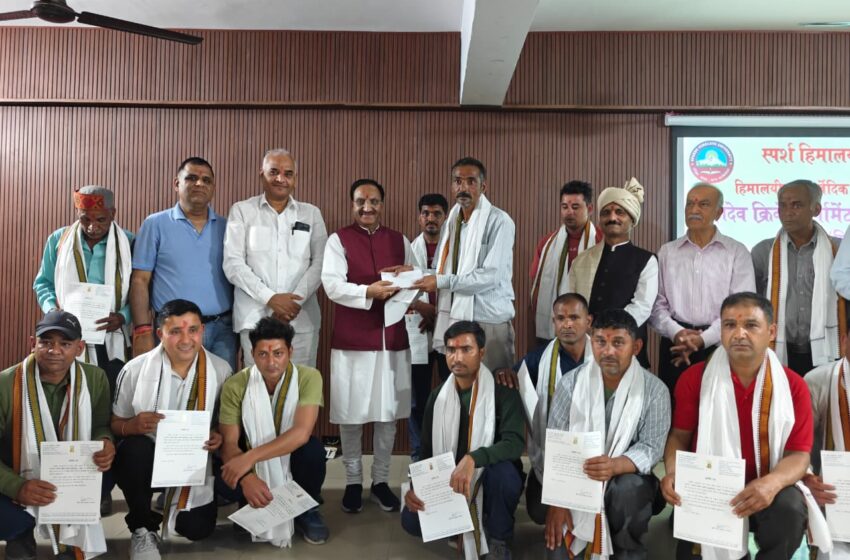  डॉ. ‘निशंक’ ने महादेव क्रिकेट टूर्नामेंट घुडदौड़स्यू–4, 2026 के विजेता एवं उपविजेता टीमों के खिलाड़ियों का सम्मान किया