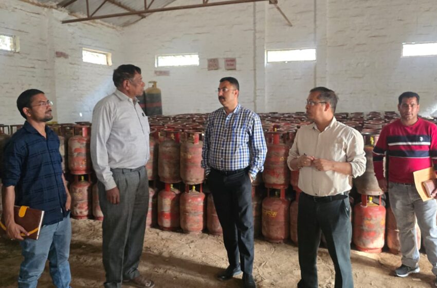  एलपीजी गैस की कालाबाजारी पर जिला प्रशासन सख्त, दो गैस एजेंसियों का औचक निरीक्षण