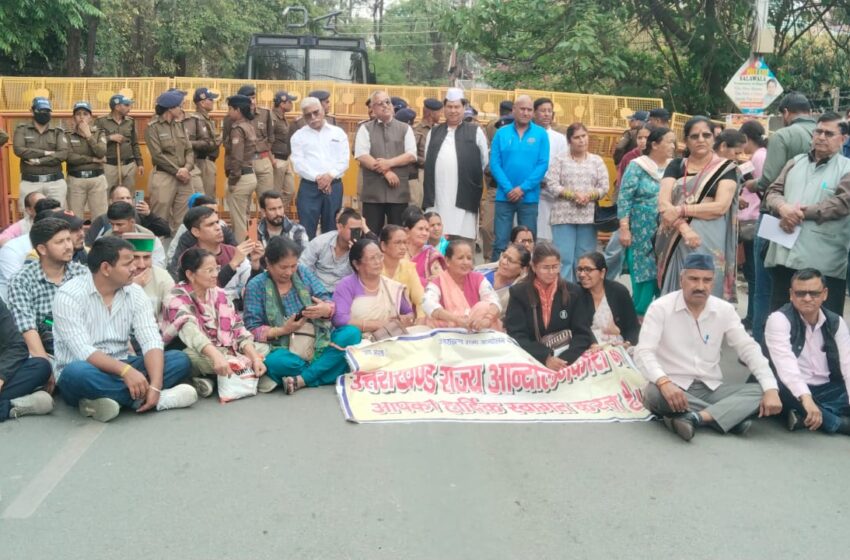  उत्तराखण्ड राज्य आंदोलनकारी मंच द्वारा राज्य आंदोलनकारियों के मामलों मॆं मुख्यमन्त्री की घोषणा एवं शासनादेशों व एक्ट का सही से पालन नहीं किये जाने को लेकर गांधीपार्क मुख्य द्वार से सचिवालय मार्च किया