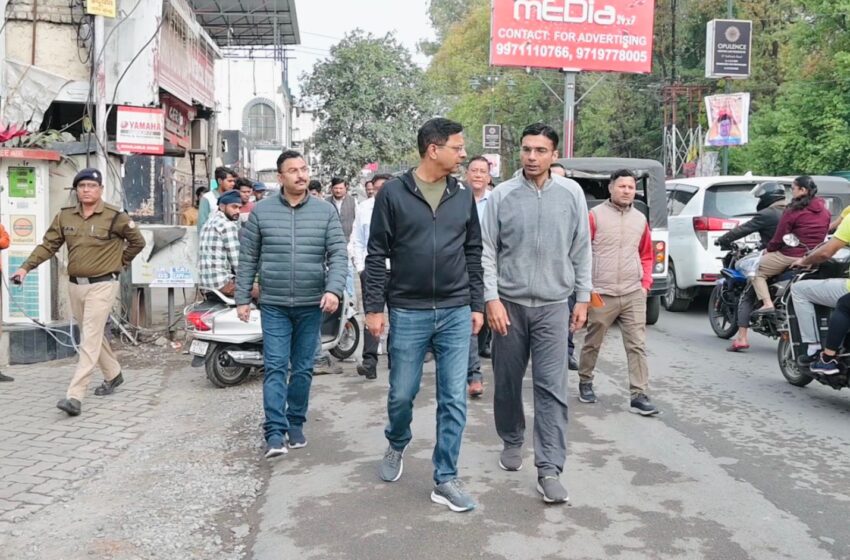  जिलाधिकारी सविन बंसल एवं जिला प्रशासन के अधिकारियों के संग शहर में रोड कटिंग उपरांत मार्गों के रेस्टोरेशन कार्यों का व्यापक निरीक्षण किया