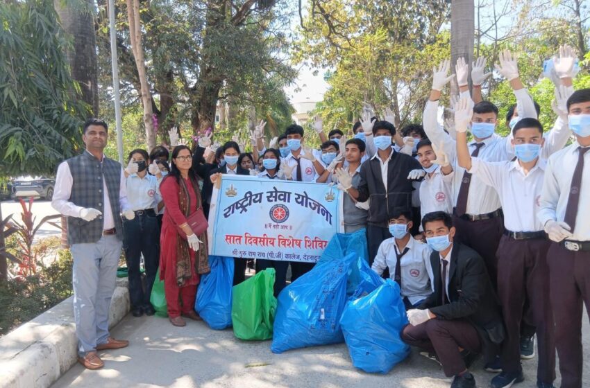  श्री गुरु राम राय महाविद्यालय में राष्ट्रीय सेवा योजना (NSS) के सात दिवसीय विशेष शिविर का द्वितीय दिवस का आरम्भ एक रैली से हुआ