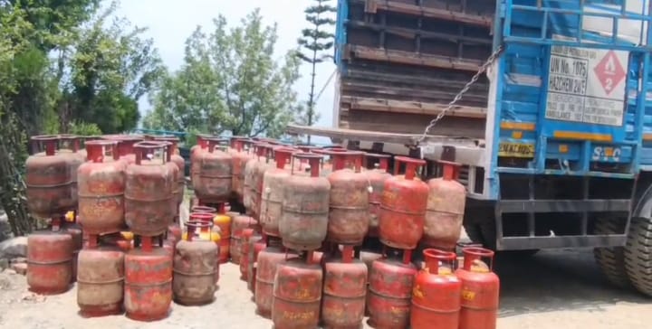  मुख्यमंत्री पुष्कर सिंह धामी की मॉनिटरिंग और जिला प्रशासन का एक्शन की बदौलत गैस की उपलब्धता नियंत्रण