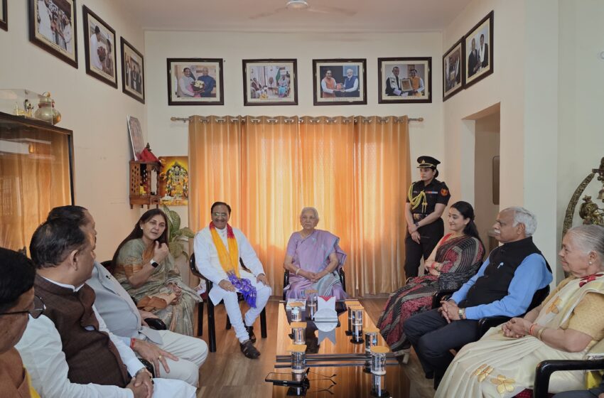  गुजरात की पूर्व मुख्यमंत्री एवं उत्तर प्रदेश की माननीय राज्यपाल आनंदीबेन पटेल का आज लेखक गांव में आगमन हुआ