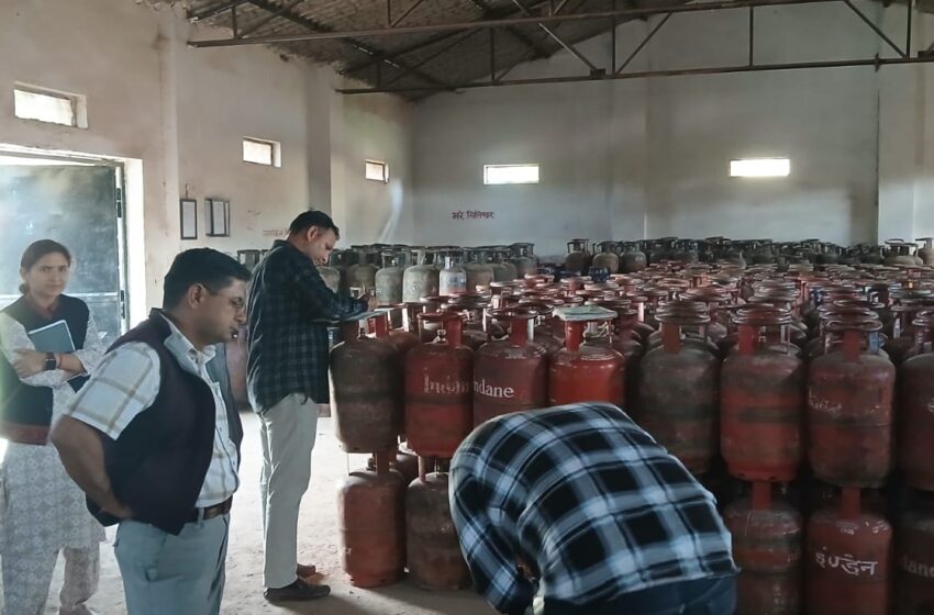  डीएम की क्यूआरटी अलर्ट : 7 गैस एजेंसियों व 87 प्रतिष्ठानों पर छापेमारी, 05 घरेलू सिलेंडर जब्त