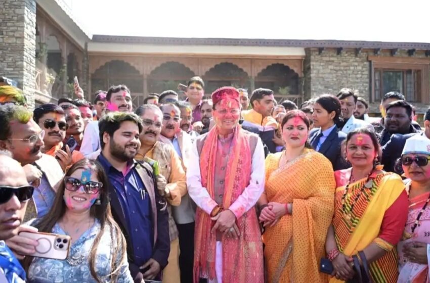  मुख्यमंत्री आवास पर लोकगीतों की धुनों के बीच बिखरे होली के रंग