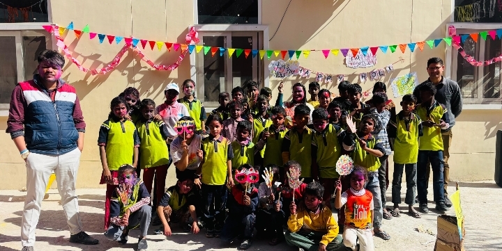  मुरझाए हुए चेहरों पर अब दिखने लगी खुशियां;आधुनिक इंटेंसिव केयर सेंटर के बच्चों ने खेली होली