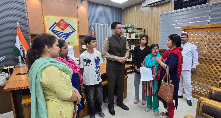  08 वर्षों से लापता पति; 02 दिव्यांग बेटियों सहित 05 बच्चों की जिम्मेदारी तले दबी मीना ठाकुर की पीड़ा हरने आया जिला प्रशासन; सीएसआर फंड से 01 लाख हस्तांतरण