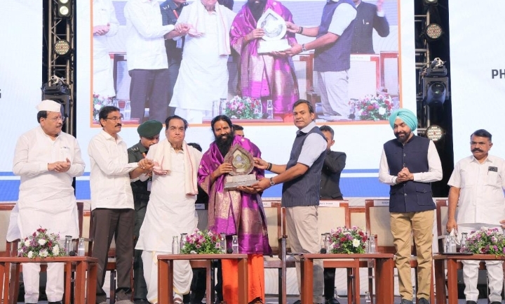  स्वामी रामदेव, रोंजन सिंह सोढ़ी ने लाइफ ट्रांसफॉर्मेशन सेंटर के उद्घाटन में भाग लिया; मुख्यमंत्री देवेंद्र फडणवीस और शिवराज सिंह चौहान ने पहल की सराहना की