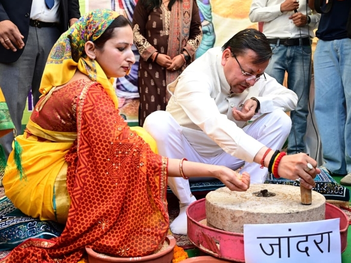  चार साल बेमिसाल : परेड ग्राउंड में मुख्यमंत्री धामी ने विभागीय स्टॉलों का किया अवलोकन