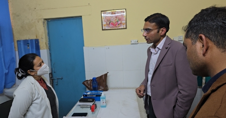  जिलाधिकारी सविन बंसल ने जिले के शहर से लेकर दूरस्थ क्षेत्र त्यूनी तक किय गए स्थलीय निरीक्षण के दौरान जिला चिकित्सालय, उप जिला चिकित्सालयों प्राथमिक स्वास्थ्य केद्रों का निरीक्षण कर व्यवस्थाएं देखी