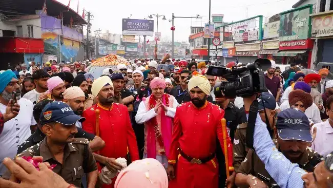  श्री दरबार साहिब से निकली नगर परिक्रमा का नगर में कई जगह हुआ भव्य स्वागत