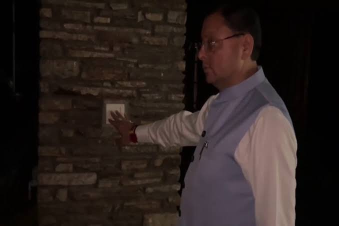  अर्थ ऑवर पर मुख्यमंत्री धामी का पर्यावरण संरक्षण का संदेश, एक घंटे बंद रहीं गैर-जरूरी लाइटें