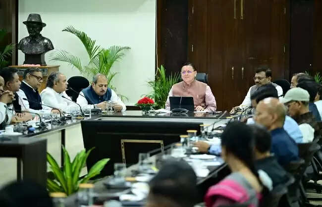  तीस दिन से अधिक लंबित शिकायतों के निस्तारण के लिए चलाएं विशेष अभियान : मुख्यमंत्री