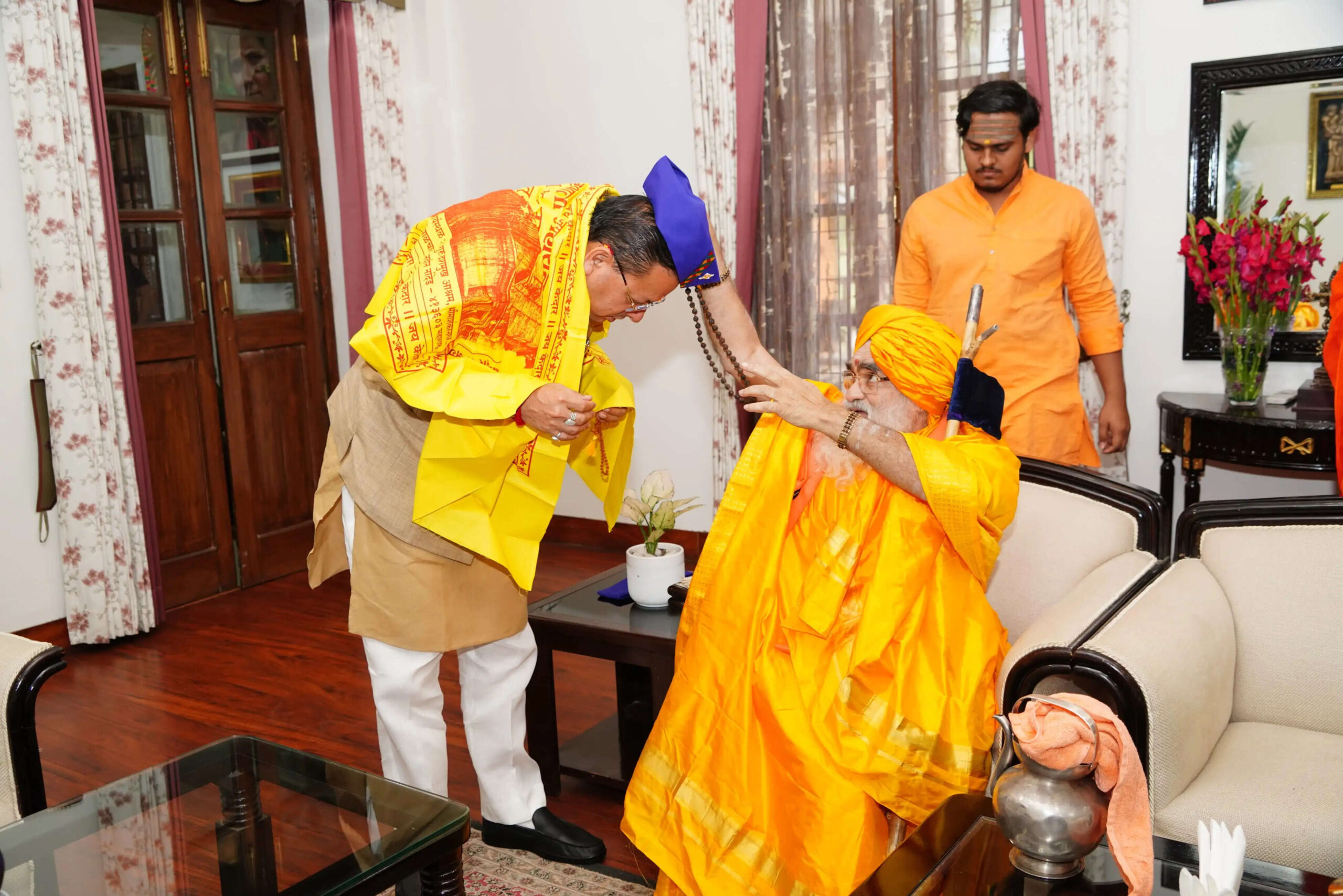  मुख्यमंत्री ने लिया केदारनाथ के रावल से आशीर्वाद