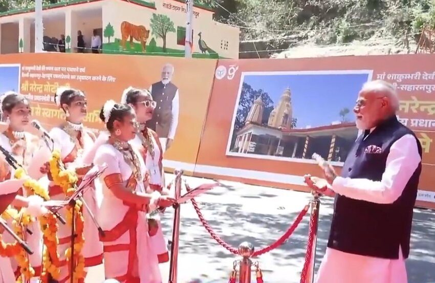  प्रधानमंत्री के रोड शो में मानव श्रृंखला बनाकर लोगों ने बरसाए फूल, मोदी-मोदी के नारों से गूंजीं शिवालिक की पहाड़ियां