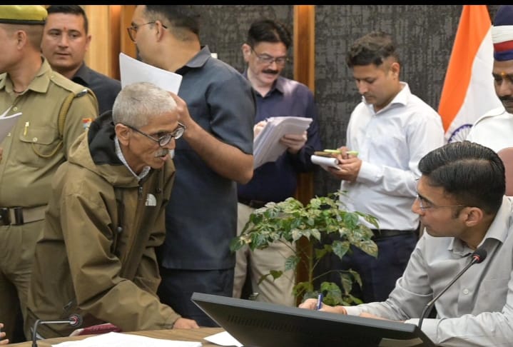  मा0 सीएम की प्रेरणा से डीएम का जनदर्शन त्वरित एक्शन; प्रभावी निस्तारण से जनमन का अपार विश्वास; उमड़ता जनसैलाब आज शिकायत 212 पार