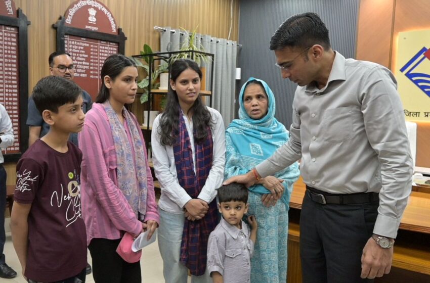  1 बेटी खो चुकी, 1 नन्ही नातिन व 3 अविवाहित बेटियों की असहाय विधवा माता क्षमा का डीएम ने करवाया बैंक ऋण माफ, बैंक से दिलाई नो ड्यूज एनओसी