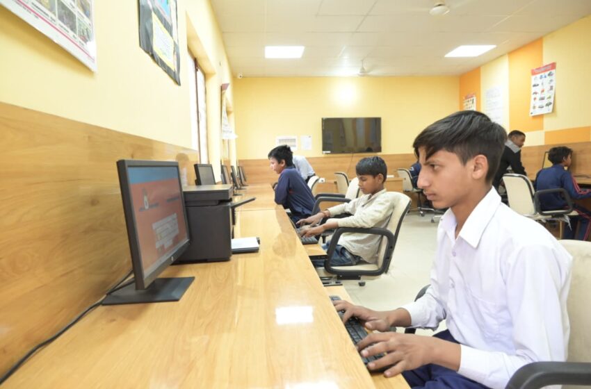  शिक्षा के साथ कौशल विकास, केयर सेंटर में कम्प्यूटर, संगीत और खेलकूद से संवर रहा भटका बचपन