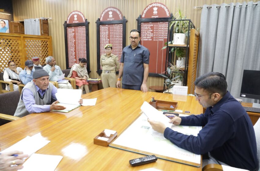  सोमवार जनदर्शन में शासकीय आपात बैठक के चलते डीएम से मिलने से वंचित रहे करीब 100 फरियादी तो डीएम ने आज उन्हें आमंत्रित कर फिर लगाया जन दरबार इत्मिनान से निपटाई शिकायतें