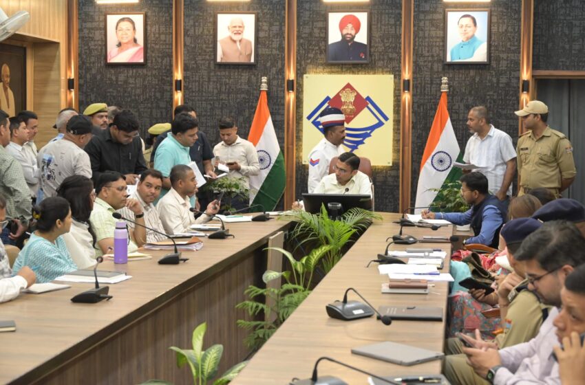  जिलाधिकारी सविन बंसल की अध्यक्षता में सोमवार को कलेक्ट्रेट परिसर स्थित ऋषिपर्णा सभागार में जन दर्शन/जनता दरबार का आयोजन कर जनसमस्याओं का निस्तारण किया गया