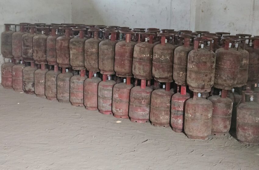  उपभोक्ताओं को सुगम आपूर्ति लिए डीएम ने अरविंद गैस एजेंसी रेसकोर्स से 13890 गैस कनेक्शन जीवन ज्योति एजेंसी कैनाल रोड में करवाए शिफ्ट