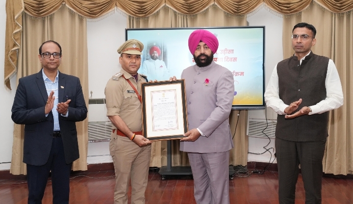  आपदा में उत्कृष्ट कार्य करने वाले कार्मिकों को राज्यपाल ने किया सम्मानित