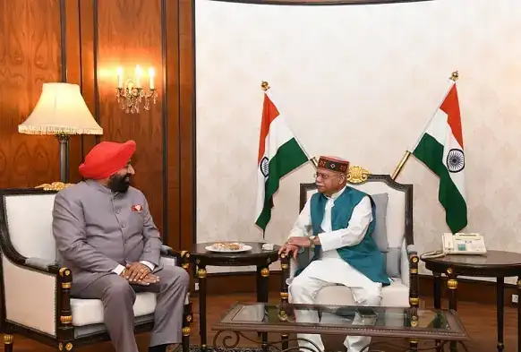  हैदराबाद में उत्तराखंड के राज्यपाल ने तेलंगाना के राज्यपाल से की भेंट