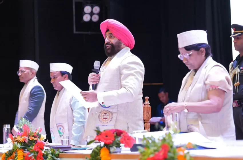  प्रौद्योगिकी विश्वविद्यालय के नवें दीक्षांत में डिग्री पाकर खिले छात्रों के चेहरे