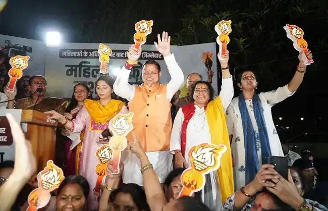  देहरादून में सीएम धामी के नेतृत्व में नारी शक्ति मशाल यात्रा, महिला आरक्षण पर दिया संदेश