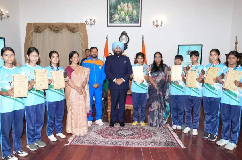  राज्यपाल ने पूर्व सैनिकों व दूरस्थ क्षेत्रों से आए नागरिकों की सुनीं समस्याएं