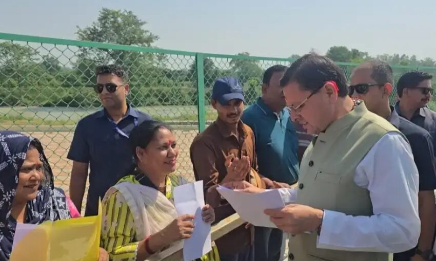  हेलीपैड पर मुख्यमंत्री ने सुनीं जनता की समस्याएं, किसानों को खाद उपलब्ध कराने का दिया निर्देश