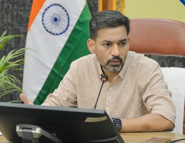  पदभार संभालते ही एक्शन में दिखे डीएम डॉ. आशीष चौहान, जन समस्याओं के त्वरित समाधान पर जोर