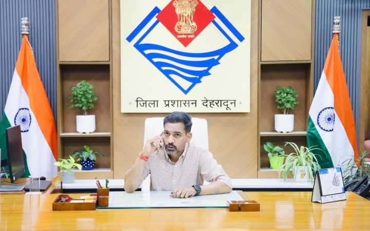  जनसेवा और सुशासन के संकल्प के साथ जिलाधिकारी ने बताई प्राथमिकताएं
