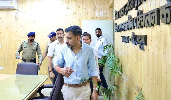  डीएम ने कलेक्ट्रेट परिसर स्थित कार्यालयों, रिकॉर्ड रूम एवं आपदा परिचालन केन्द्र का किया निरीक्षण; अधिकारियों कार्मिकों को दिए आवश्यक दिशा-निर्देश