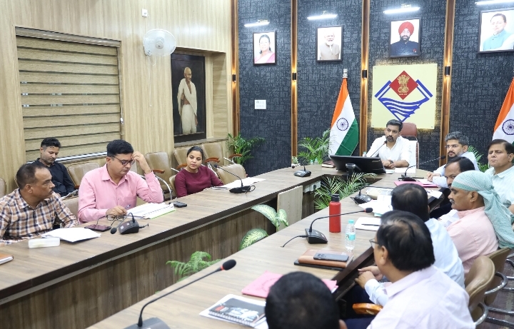  गंगा संरक्षण एवं स्वच्छता कार्यों में लापरवाही बर्दाश्त नहीं, प्रजेंटेशन में ही न ही बल्कि धरातल पर दिखें सकरात्मक परिणाम : डीएम