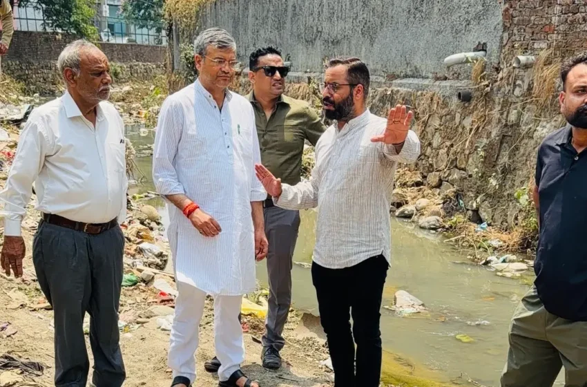  मेयर ने वार्ड पार्षद संग गोविन्दगढ़ का किया निरीक्षण