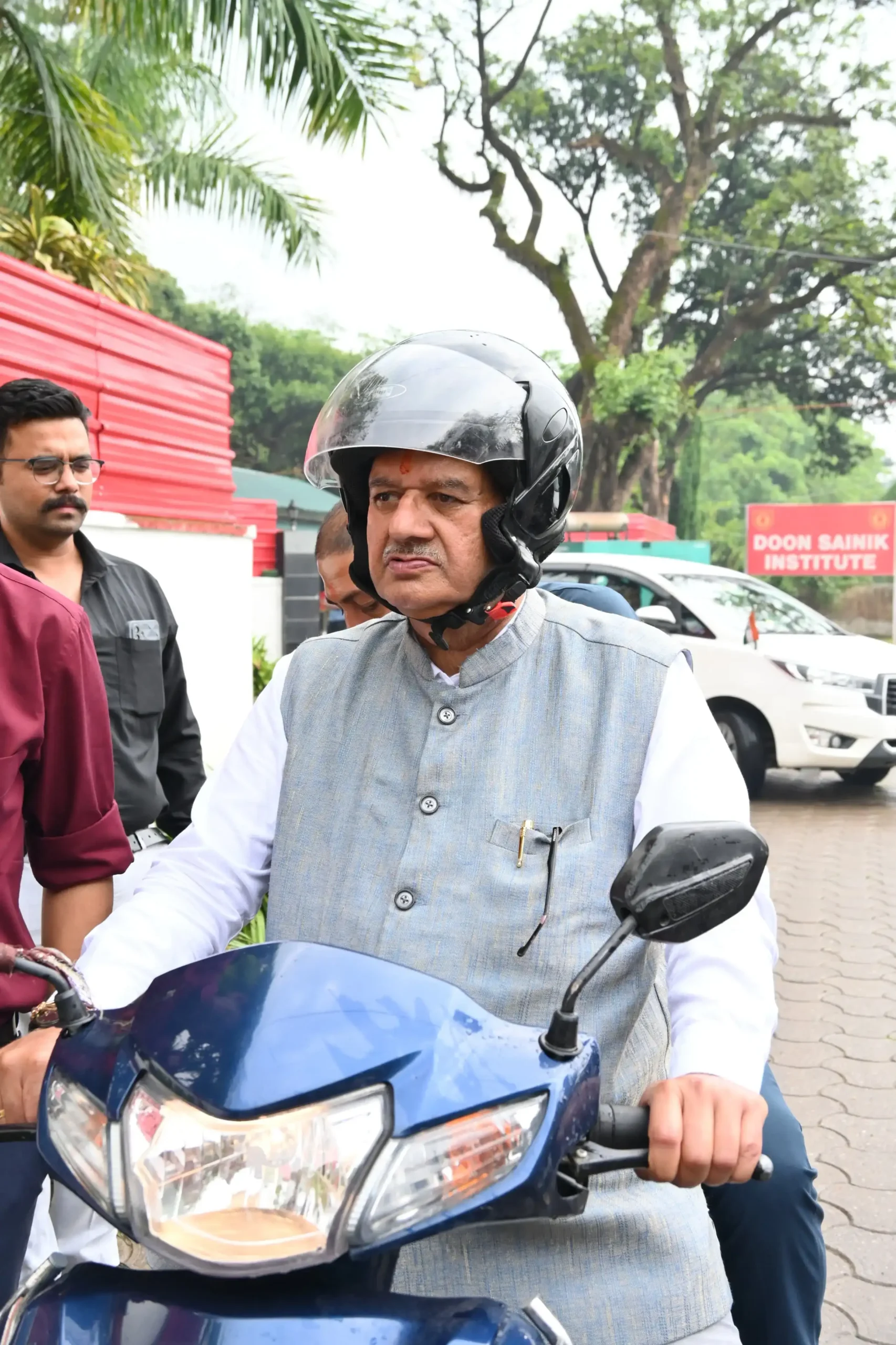  कृषि मंत्री ने दिया ईंधन बचत का संदेश, स्कूटी से पहुंचे कैंप कार्यालय
