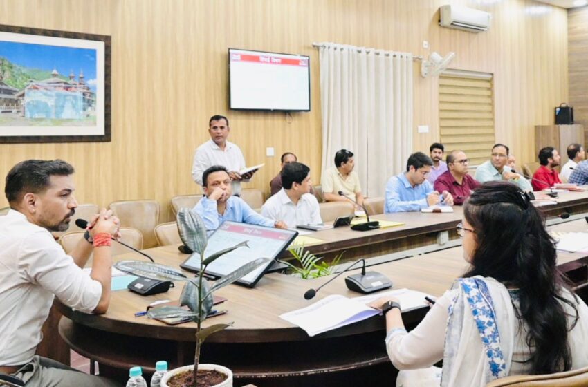  जन आकांक्षाओं से जुड़ी हैं मुख्यमंत्री घोषणाएं, युद्धस्तर पर पूरा करें कार्य : डीएम