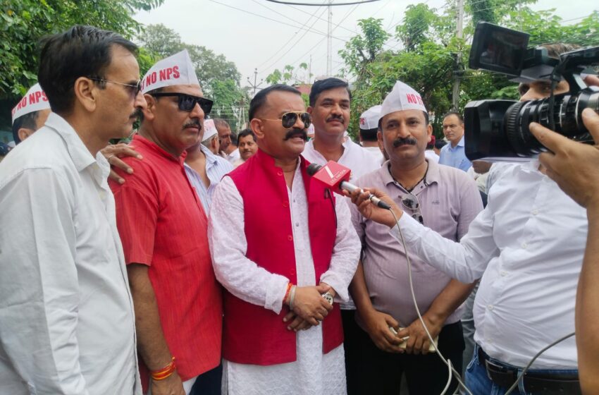  टीईटी से छूट की मांग पर शिक्षकों का सचिवालय कूच