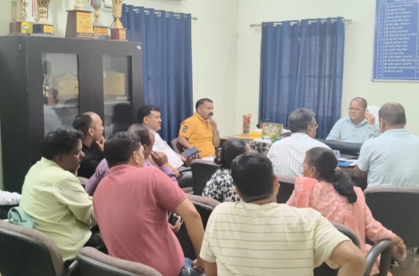  शिक्षकों के एक प्रतिनिधिमंडल ने जिला शिक्षा अधिकारी (बेसिक), देहरादून से भेंट कर शिक्षकों की विभिन्न लंबित समस्याओं एवं मांगों को प्रमुखता से उठाया