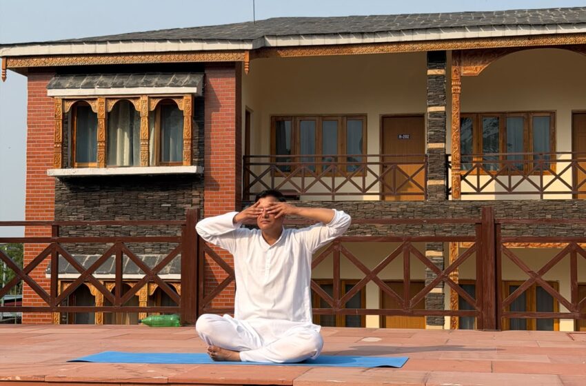 देश के पहले लेखक गांव थानो में सामूहिक योग अभ्यास का शुभारंभ, हर माह होगा नियमित आयोजन