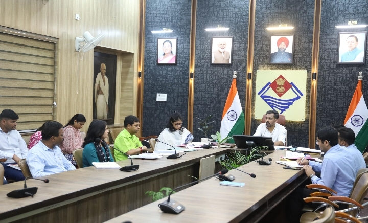  जनहित महत्व की परियोजनाओं में देरी स्वीकार नहीं; वन भूमि हस्तांतरण के प्रकरणों का प्राथमिकता से करें निस्तारण : डीएम