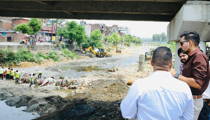  नदियों के सफाई अभियान में जुटा प्रशासन, 12 जेसीबी और 15 डम्परों से चल रहा सफाई अभियान