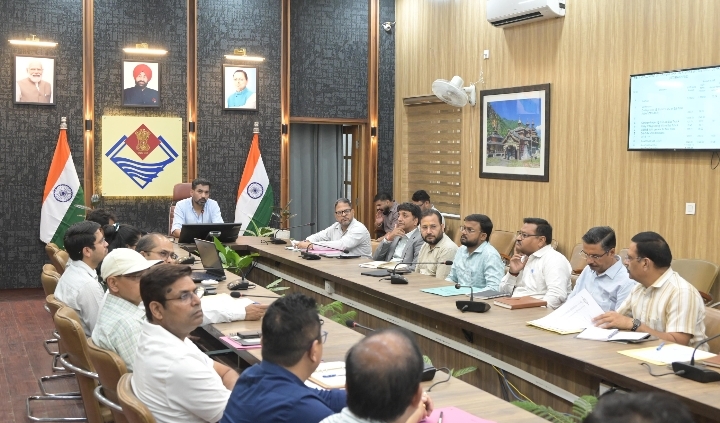  त्रिवेणी घाट से गंगा कॉरिडोर तक : अर्द्धकुंभ-2027 की परियोजनाओं पर डीएम ने की विस्तृत समीक्षा